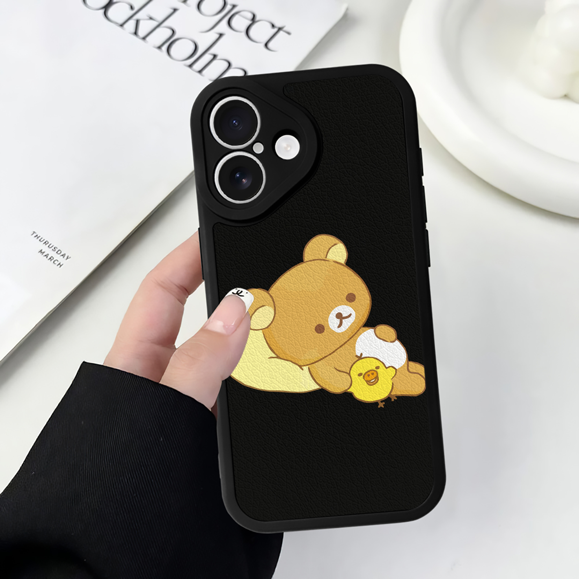 （画像用） リラックマ リラックマ キイロイトリ Rilakkuma Korilakkuma Kiiroitori 【iPhone 16シリーズ対応】シリコンスマホケース（レザー調） 材質：シリコン
